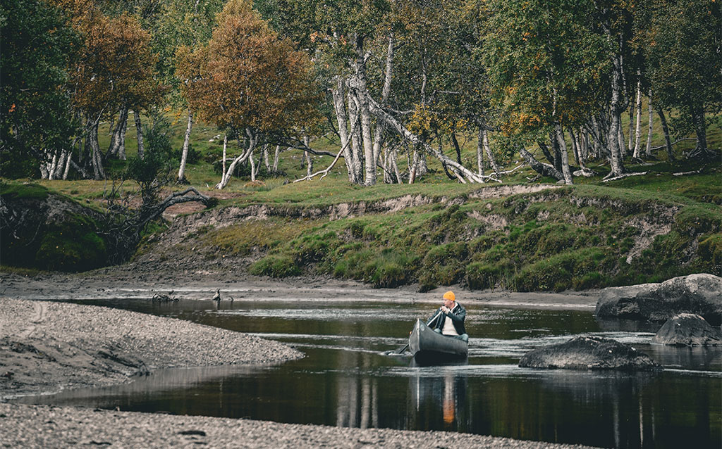 Bild på man som paddlar i närheten av Funäsdalen.